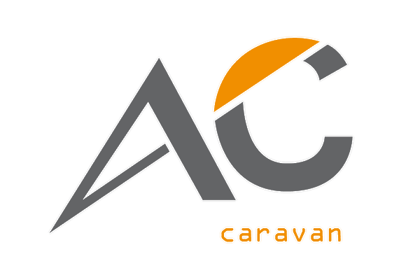 Das Logo zeigt die Buchstaben "AC" in Grau und Orange mit dem Schriftzug "caravan" darunter.
